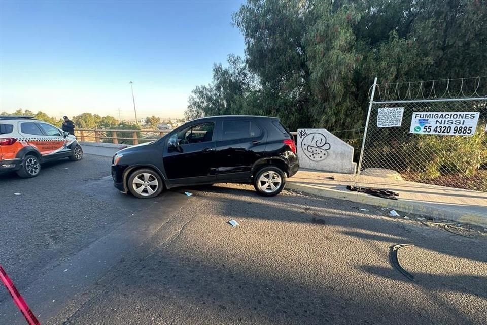 Sujetos robaron un vehículo con violencia en el Fraccionamiento Los Héroes Tecámac; uno de ellos fue detenido y el otro murió tras una persecución y un enfrentamiento con policías.