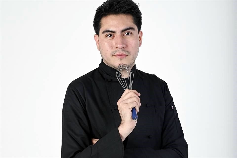 Daniel Sánchez, graduado en gastronomía, trabaja como chocolatero para Puratos México.