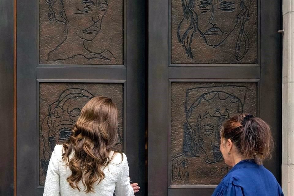 La artista británica Tracey Emin creó la instalación 'The Doors', que representa 45 rostros de mujer, fundidos en bronce y colocados en las puertas del museo.