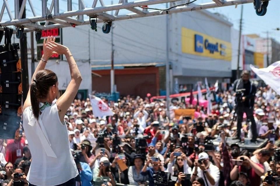 Claudia Sheinbaum frente a sus simpatizantes en Tijuana, Baja California.