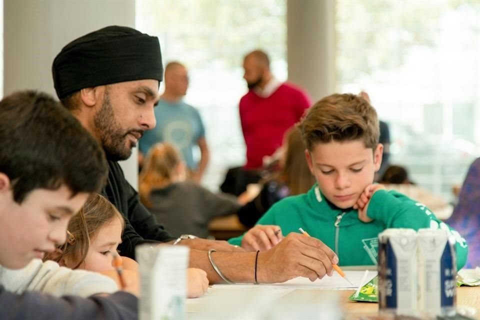 Narinder diseñó el Premio Nobel de la Paz, en 2009, que Save the Children entregó al expresidente de EU, Barack Obama.