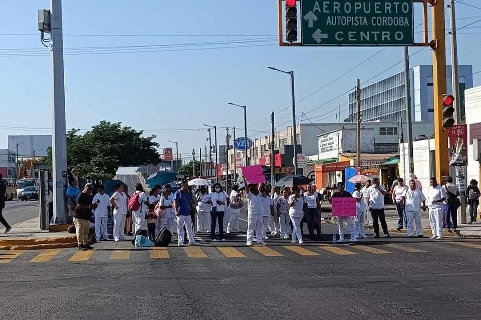 Personal del Hospital de Especialidades 14, del Centro Médico Nacional 'Adolfo Ruiz Cortines' bloquearon la Avenida Cuauhtémoc, en la Colonia Fornando Hogar, en Veracruz.