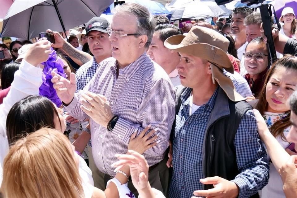 El ex canciller Marcelo Ebrard tuvo una reunión con mujeres en la ciudad de Pachuca, Hidalgo.