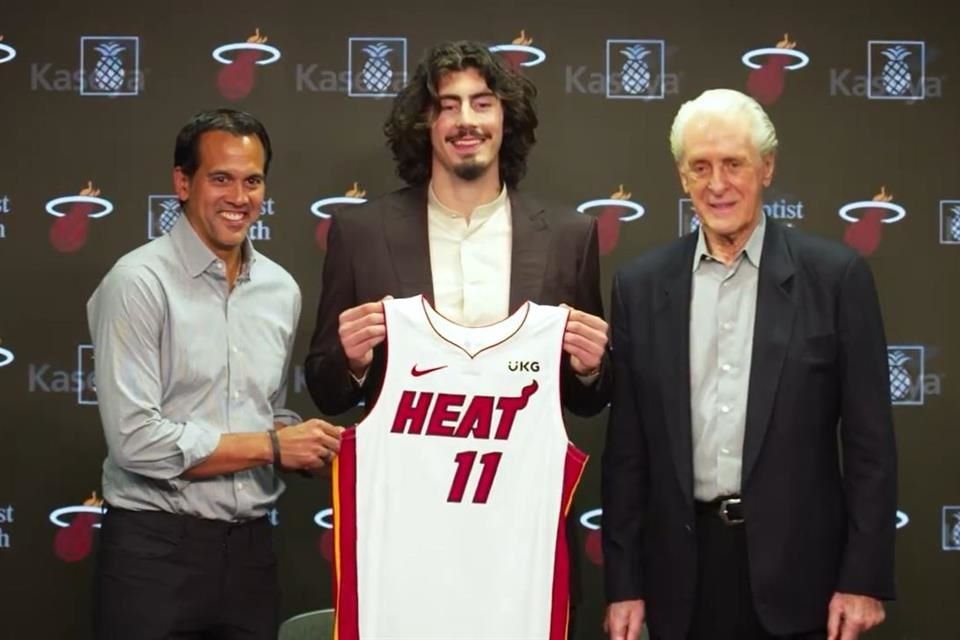 Un día después de ser elegido por el Heat en el Draft, el mexicano Jaime Jáquez fue presentado en Miami y tuvo su primera conferencia de prensa.