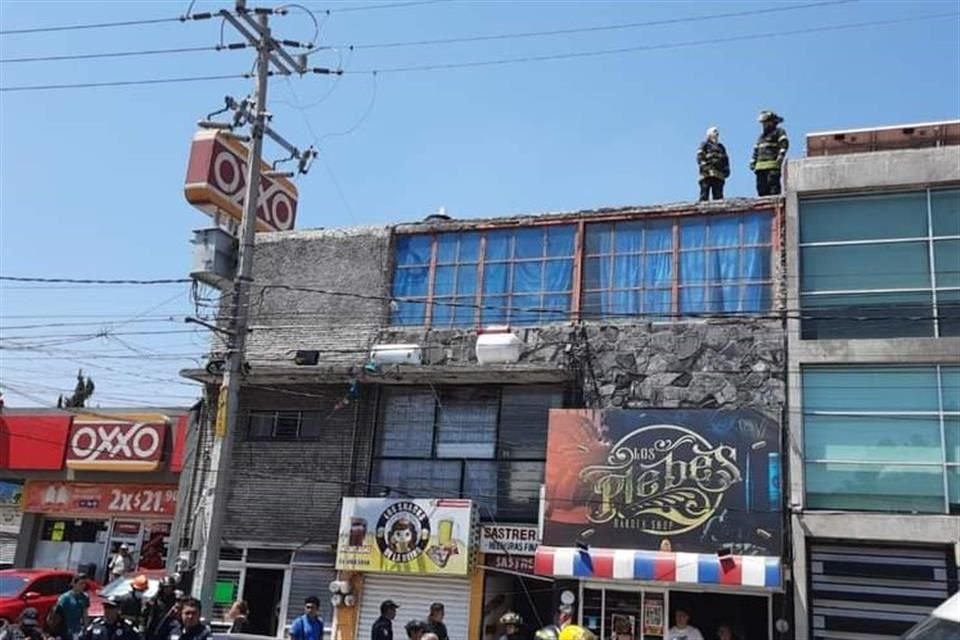 Bomberos de Naucalpan y paramédicos de la Cruz Roja acudieron al llamado de emergencia para bajar a los trabajadores.