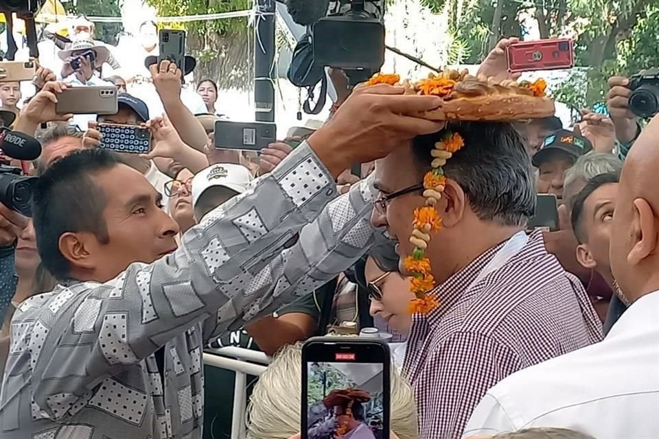 Marcelo Ebrard recibió una corona de flores y un bastón.