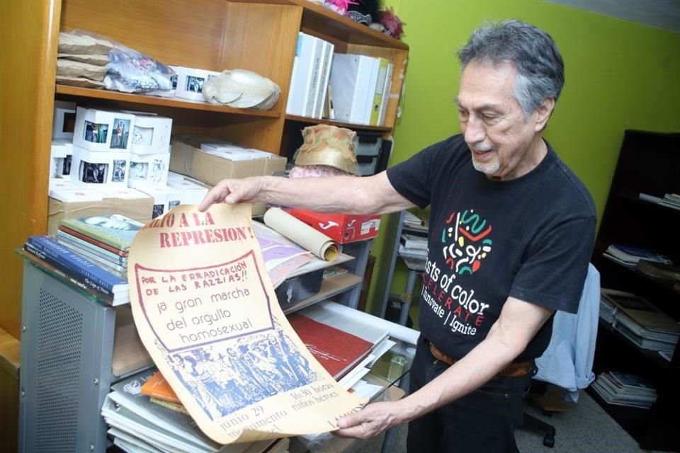Juan Jacobo Hernández diseñó a mano el cartel para la primera marcha del orgullo en 1979, con las demandas de '¡Alto a la represión! ¡Por la erradicación de las razzias!'.