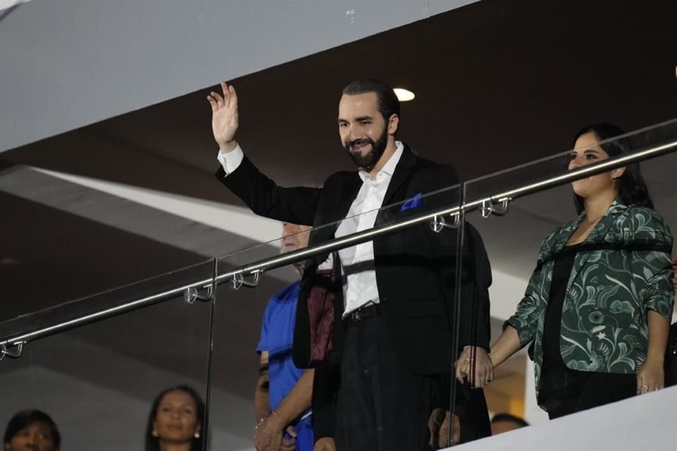 El presidente salvadoreño Nayib Bukele saluda durante la ceremonia inaugural de los Juegos Centroamericanos.