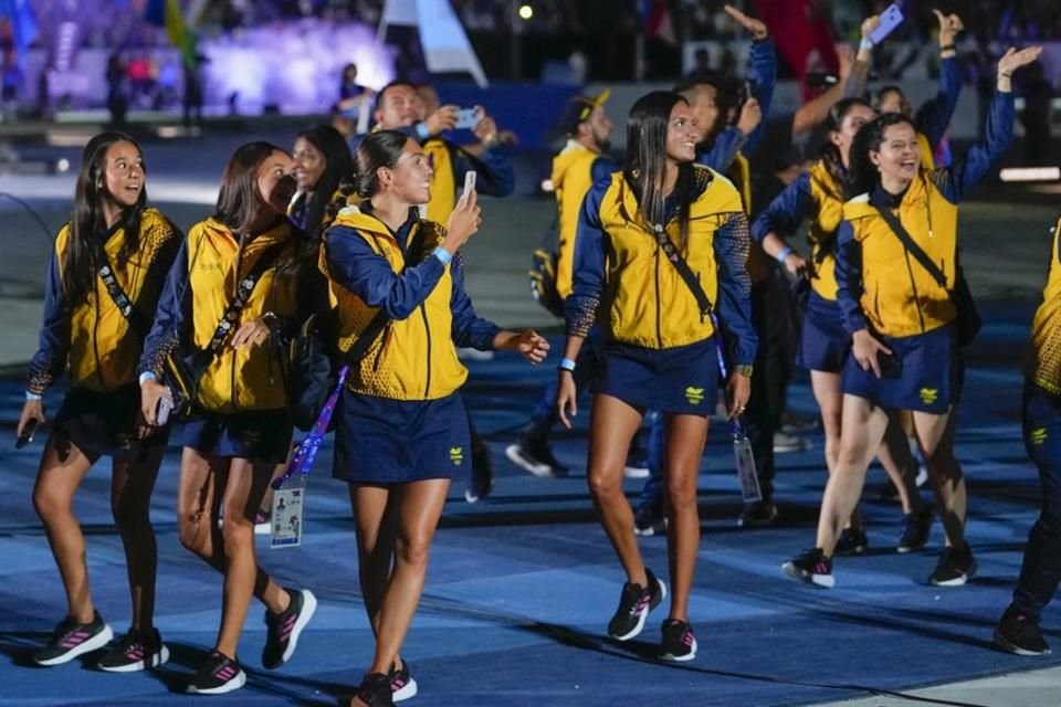 Más de cinco mil atletas desfilaron en el Estadio 'Mágico' González.