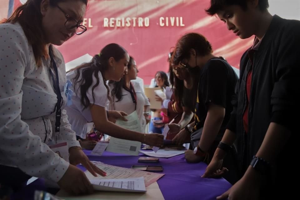 También emitieron actas de nacimiento para 131 mujeres y hombres trans, así como personas no binarias.