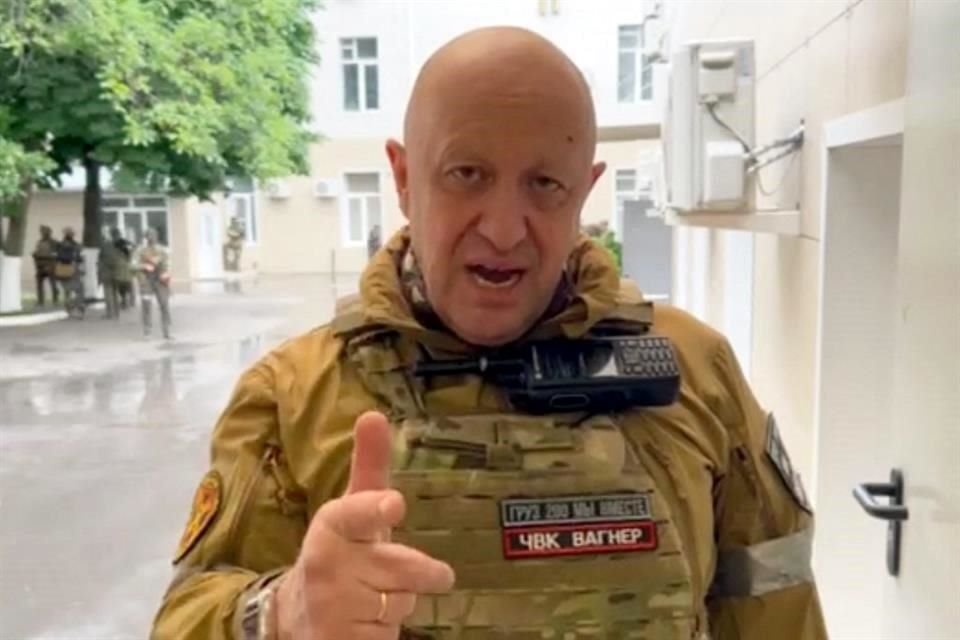 Yevgeny Prigozhin, líder del grupo paramilitar Wagner, hablando dentro de la sede del distrito militar del sur de Rusia en la ciudad de Rostov-on-Don.