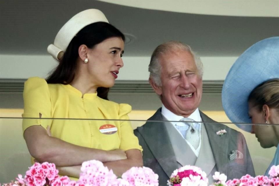 El Rey Carlos pasó una tarde muy risueña junto a Lady Sophie Windsor con quien parecía bromear, en el último día de Royal Ascot.