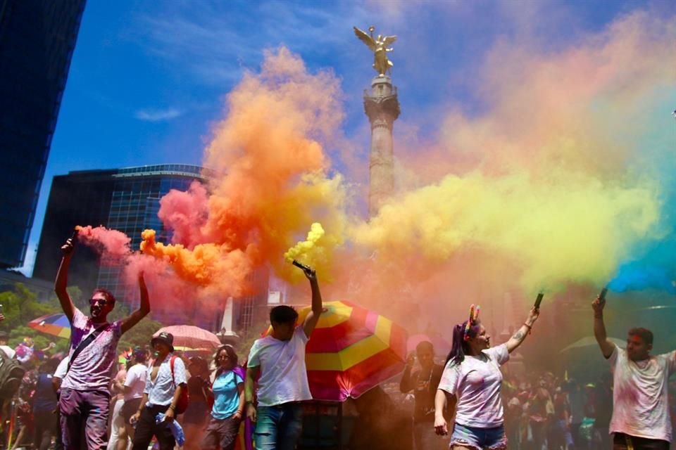 Hacia las 12:00 horas, arrancó de forma oficial la marcha, la cual fue abanderada por personas con discapacidad LGBT+, buscadores de personas desaparecidas, infancias y familias trans.