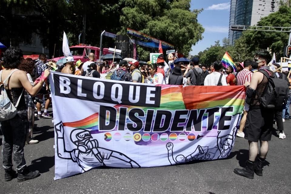 El primero en arrancar fue el Bloque Disidente, el cual fue creado luego de que, en marzo, colectivos criticaron la mercantilización de la Marcha del Orgullo.