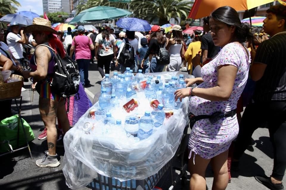 No faltó el agua para hidratarse por la ola de calor que se vive en la CDMX.