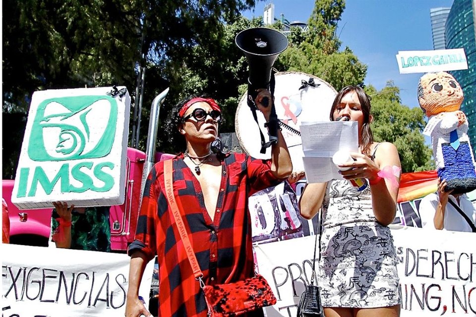 En la Marcha del Orgullo LGBT+, realizada ayer en CDMX, reclamaron por el desabasto de medicamentos para tratar VIH y viruela símica.