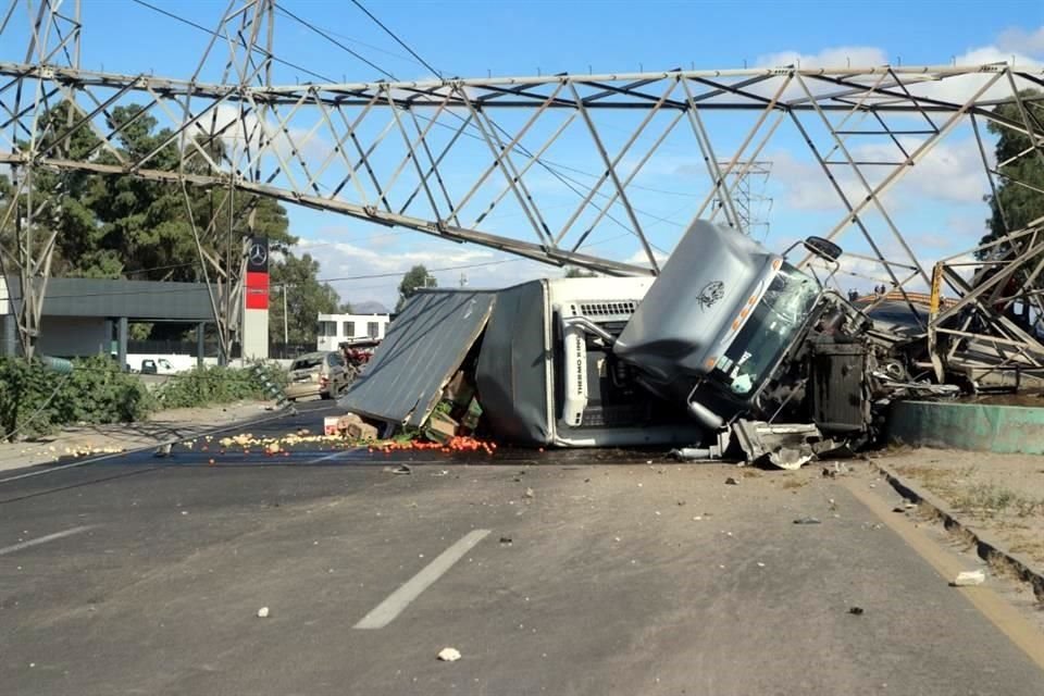 Un trailer choco y derribo una torre con cables de alta tensión luego de que un vehículo invadiera en sentido contrario y al tratar de esquivarlo el trailer perdiera el control