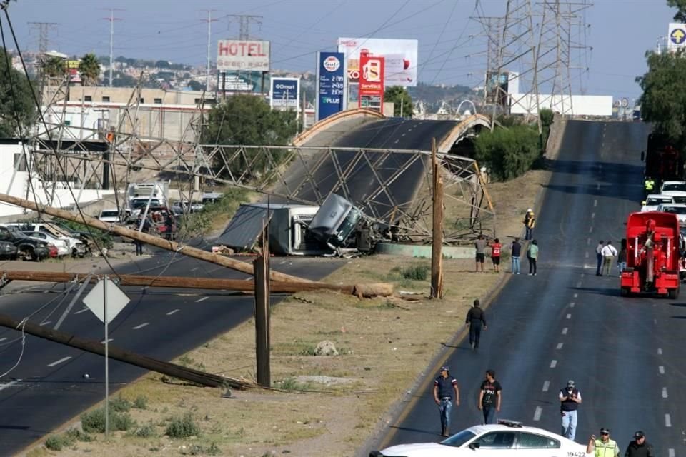 Versiones señalan que el tráiler se subió al camellón luego de esquivar un automóvil que perdió el control.