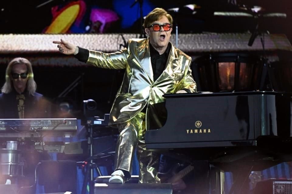 Cautiva Elton John con un mega show en su debut en el Festival Glastonbury, en lo que sería su despedida de los escenarios de Reino Unido.