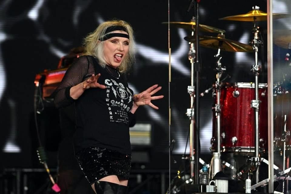 Debbie Harry, vocalista de Blondie, puso a rockear a los asistentes.