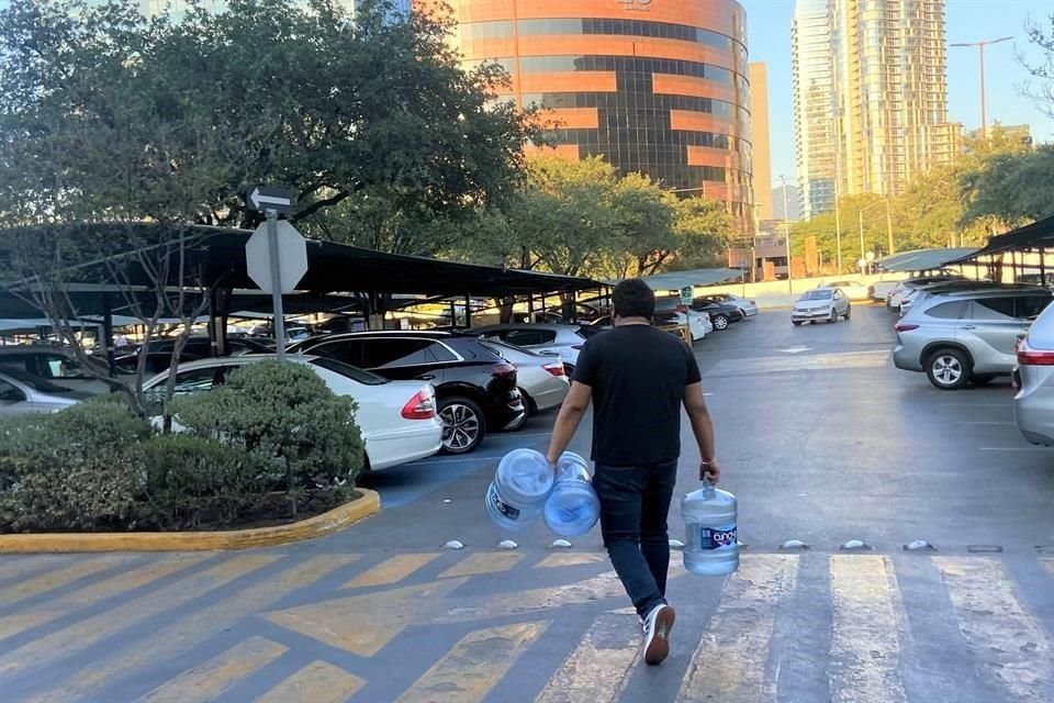 Residentes del área metropolitana manifiestan un ligero alivio de la ola de calor que ha azotado la Ciudad al registrar 37 grados.