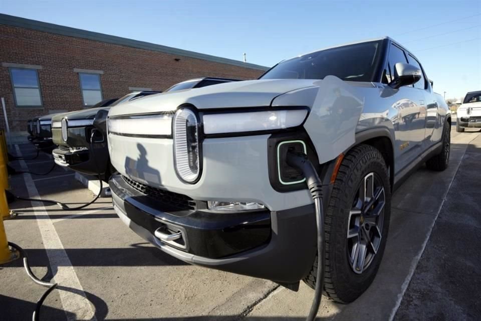 El fabricante de vehículos eléctricos Rivian dijo que seguirá a General Motors y Ford y se unirá a la red de carga de Tesla el próximo año.