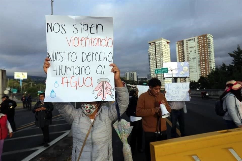 Vecinos de San Bartolo Ameyalco bloquean Calzada de los Poetas en su cruce con Calzada de las Águilas y Centenario por la falta de agua.