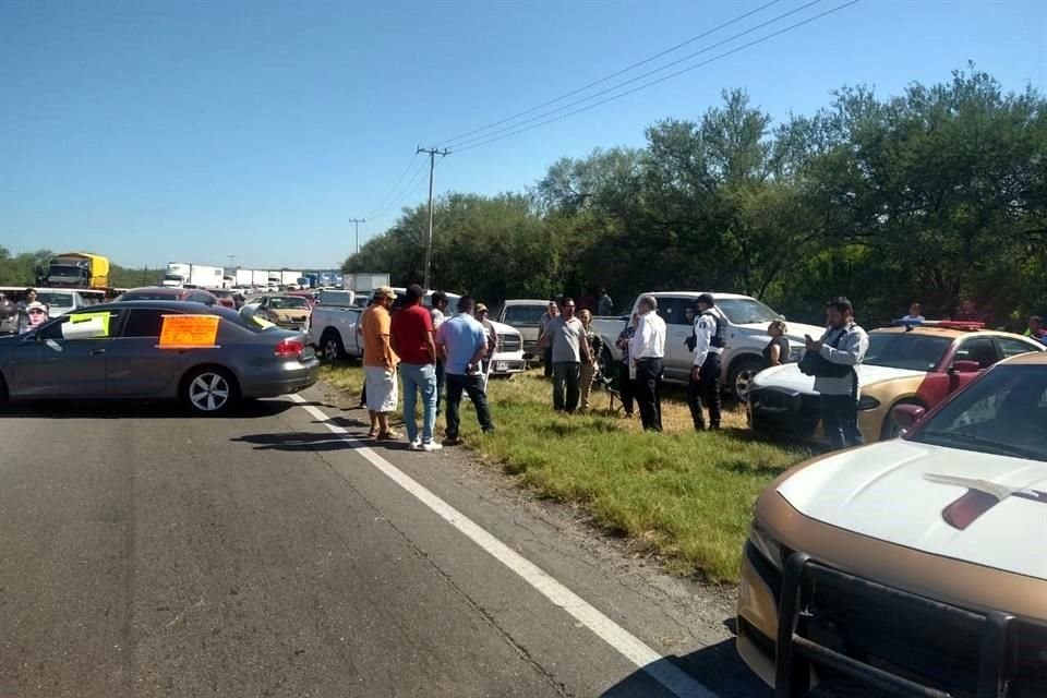 Familiares de los jóvenes desaparecidos realizaron el bloqueo de la Carretera Victoria-Monterrey durante esta mañana.