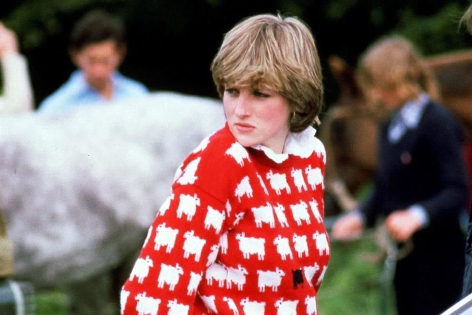 El icónico suéter rojo de ovejas de la Princesa Diana será subastado por la empresa Sotheby's en agosto de este año.