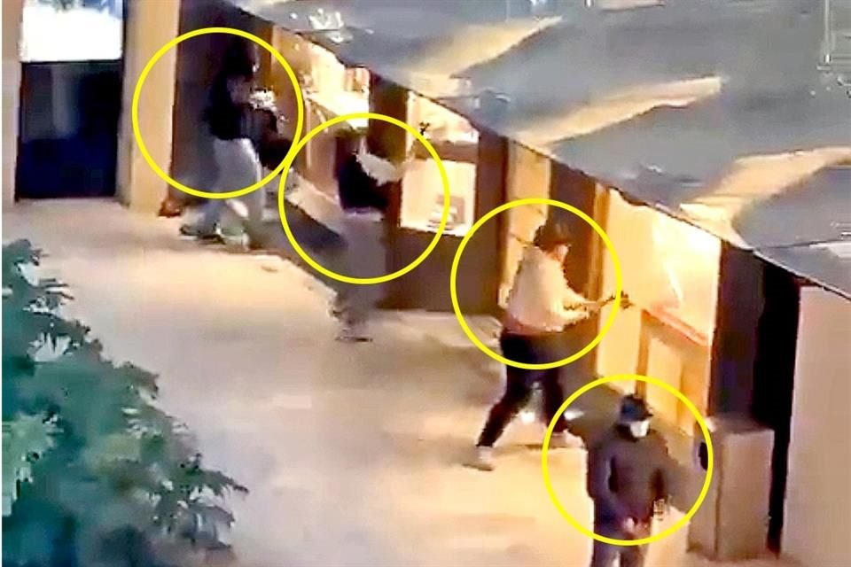 Mientras tres hombres rompieron los aparadores para robar 15 relojes, un cuarto sujeto vigilaba con una pistola en mano.