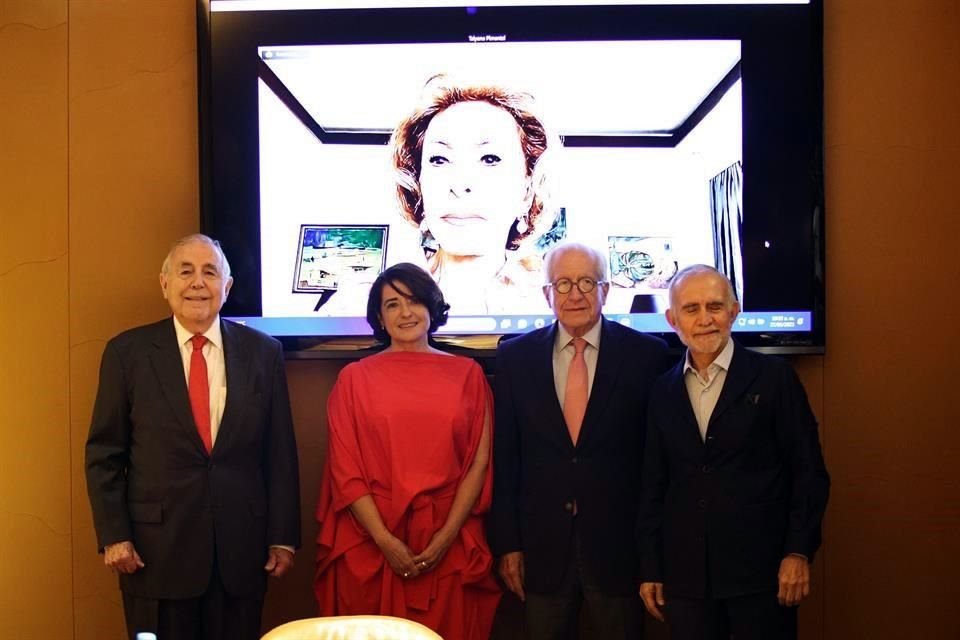 De izquierda a derecha, Eugenio Clariond; Taiyana Pimentel, directora del museo; González Migoya y Alfonso Romo, quienes participaron en la celebración de aniversario. En la pantalla, Yolanda Santos.