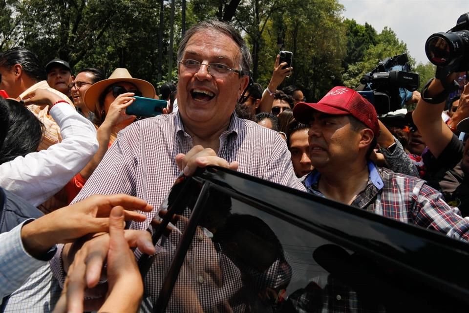 Marcelo Ebrard en el centro de Coyoacán.