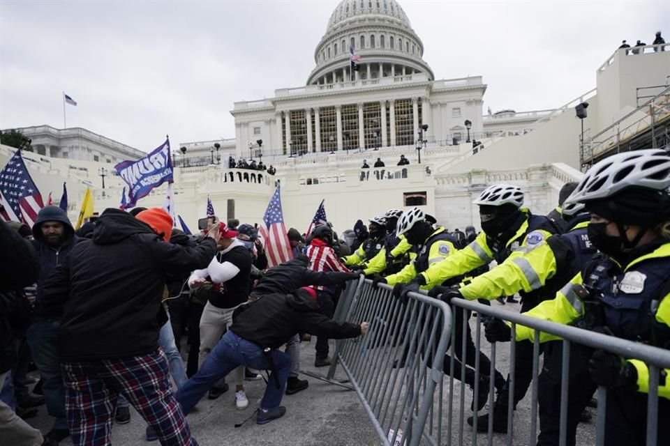 Seguidores del ex Presidente Donald Trump tratando de entrar al Capitolio, el 6 de enero del 2021.