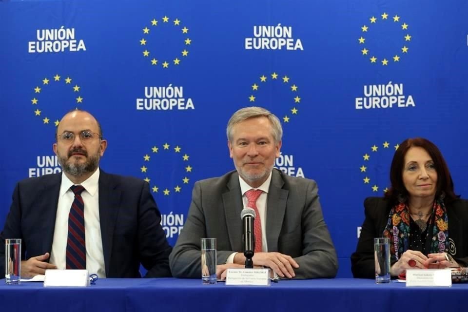 Ricardo Villanueva Lomelí, Rector de la UdeG; Gautier Mignot, Embajador de la UE en México, y Marisol Schulz, directora de la FIL de Guadalajara, durante la presentación.