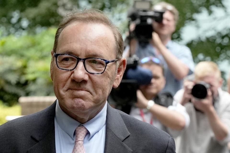 Kevin Spacey compareció ante un tribunal en Londres tras ser acusado de agredir sexualmente a doce hombres.