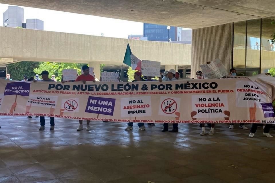 Ciudadanos protestan afuera del Congreso local para exigir que se reponga el proceso de selección del Fiscal General del Estado.