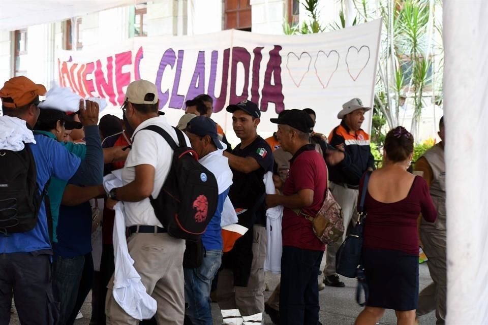 En el evento, funcionarios repartieron camisetas y otros artículos propagandísticos.