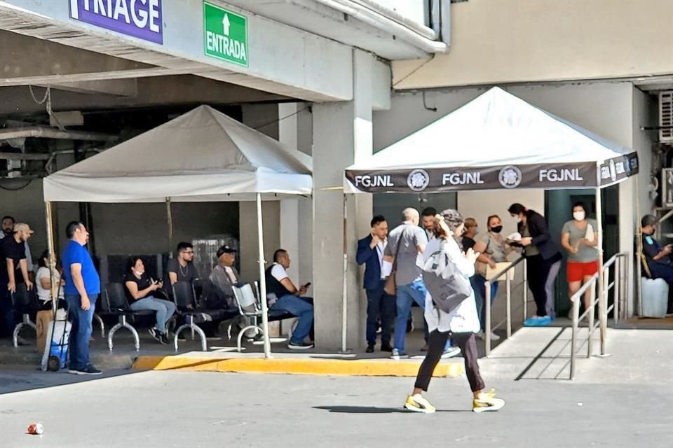Familiares de fallecidos enfrentan problemas en el Hospital Universitario ante el retraso en la entrega de cuerpos que dificultan el duelo.