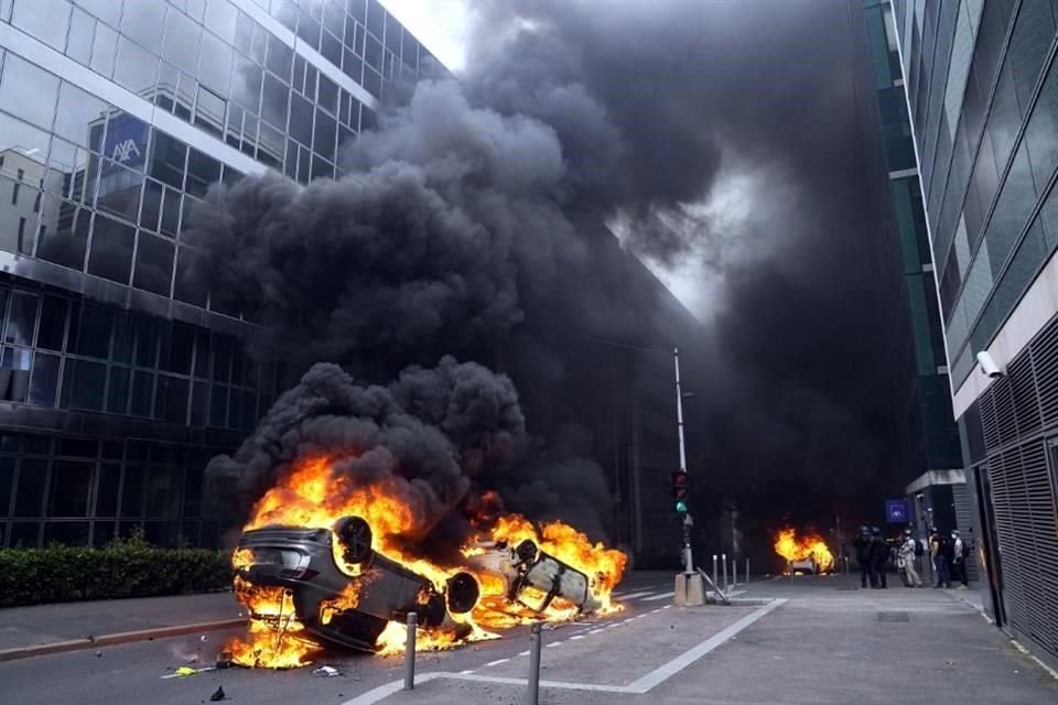 os autos se queman después de una marcha por Nahel en las afueras de París.