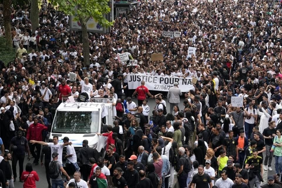 El asesinato de Nahel durante un control de tráfico conmocionó al país y provocó tensiones latentes entre los jóvenes y la policía en proyectos de vivienda y otros barrios desfavorecidos de Francia.