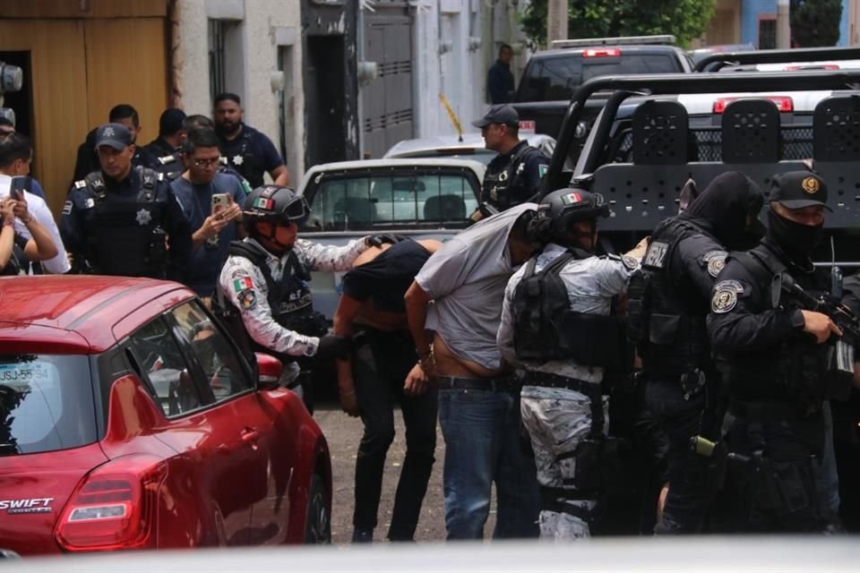 Nueve personas fueron detenidas en Santa Teresita, tras entrar a robar a vecinos; a varios les hallaron droga y armas.