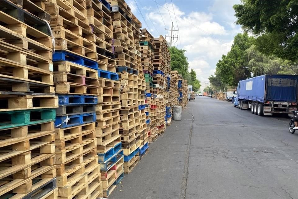 Torres de tarimas en la Calzada Coltongo obstruyen la vía pública.