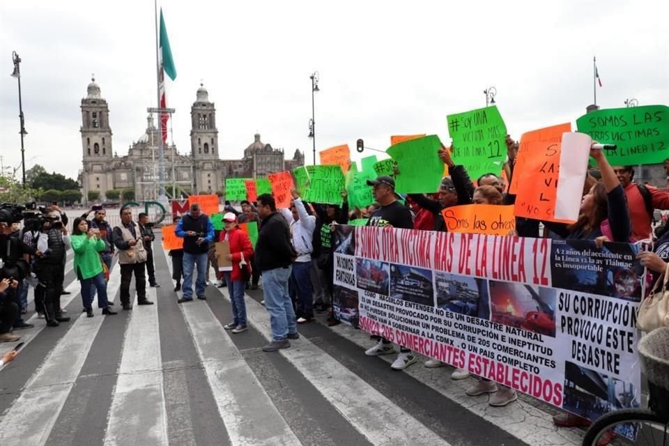 Comerciantes establecidos en Avenida Tláhuac, afectados por el desplome de la L-12, demandan apoyo económico.