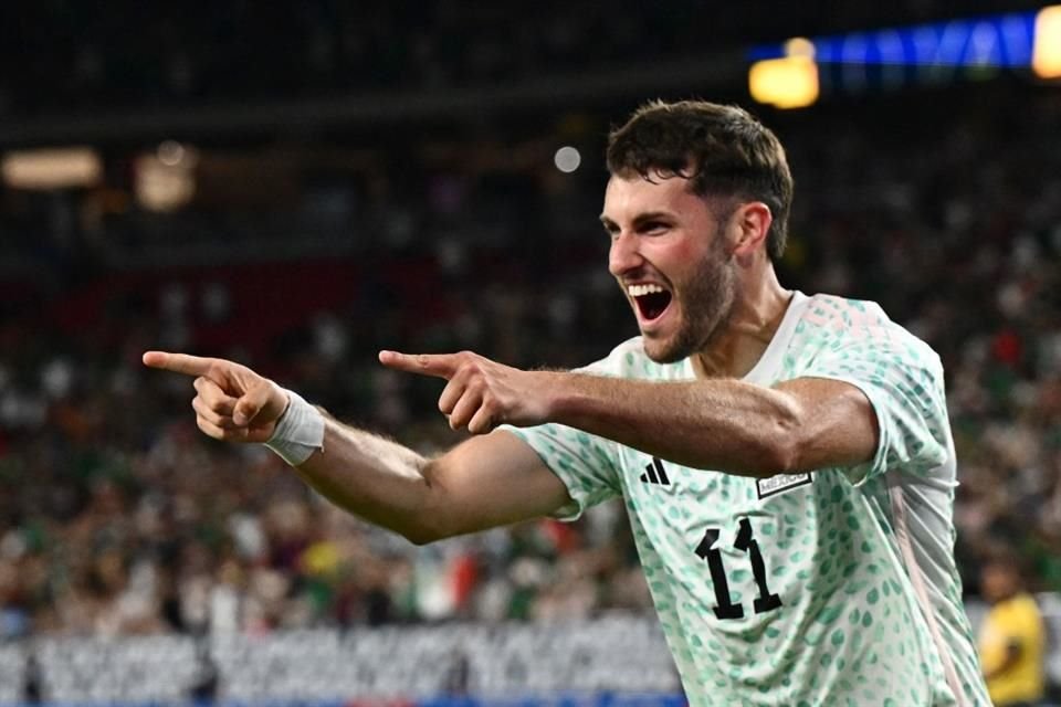 Santiago Giménez marcó su primer gol con la Selección Mayor.