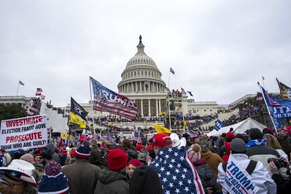 Seguidores del entonces Presidente Donald Trump durante el asalto al Capitolio el 6 de enero del 2021.