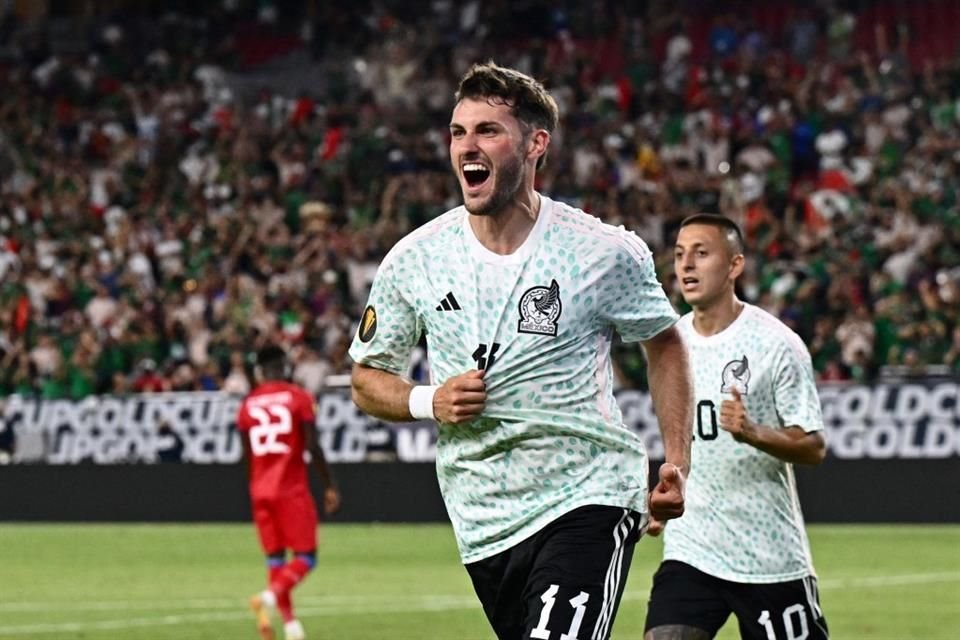 Giménez celebra el gol con la Selección Mexicana.