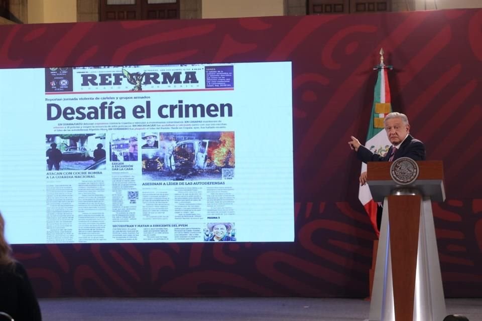 El Presidente mostró en conferencia la portada de REFORMA.