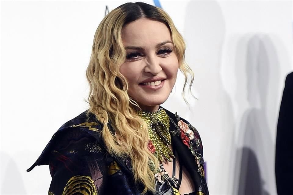 Aunque Madonna fue dada de alta por una infección bacteriana, allegados aseguran que sigue con vómito y postrada en cama.