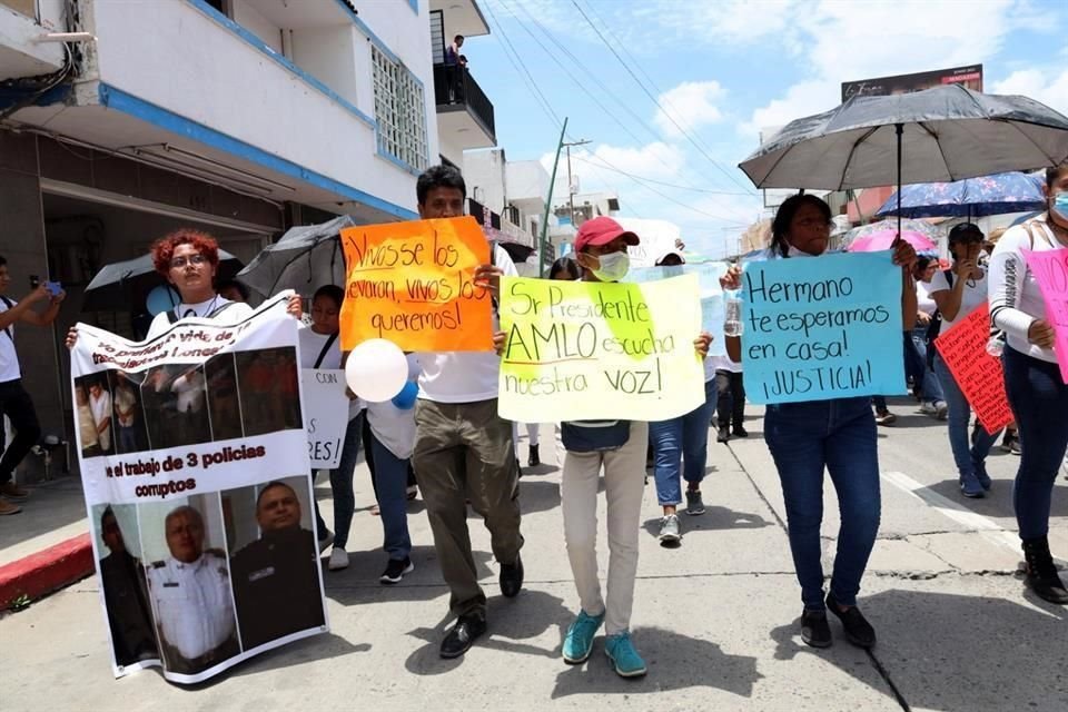 Familiares, amigos y sociedad en general se unieron a la marcha por la aparición con vida de los 16 policías plagiados el pasado martes por un grupo delictivo.