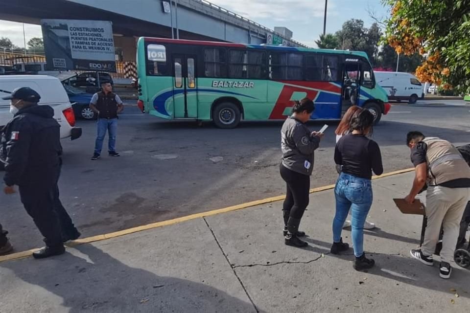 El joven se resistió a entregar sus pertenencias y por ello le dispararon, quedando en los asientos de la parte trasera.